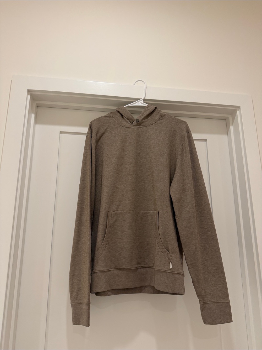 Vuori Men’s Lightweight Hoodie Taupe